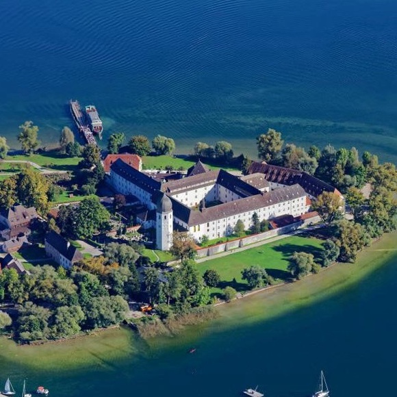 Vintage Bee’s Wax Religious Pendant - Picture 4 of 5